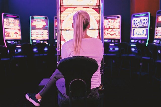 Geräte-Spielautomaten, landgestützt und online